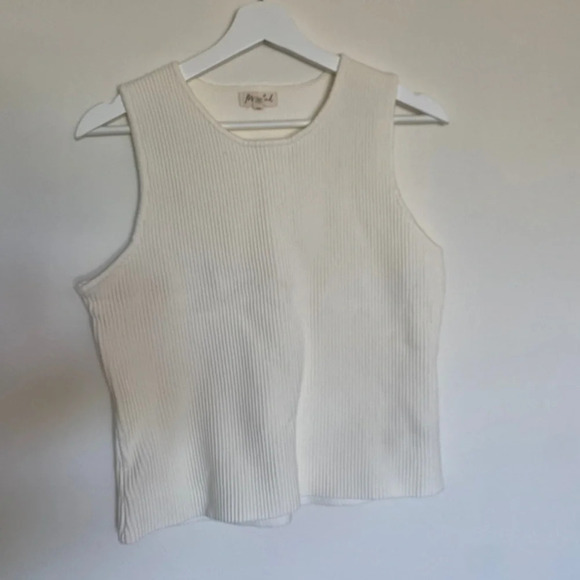 Marled Tops - Marled Seveless White Ribbed Knit Top - XL..fits like a M